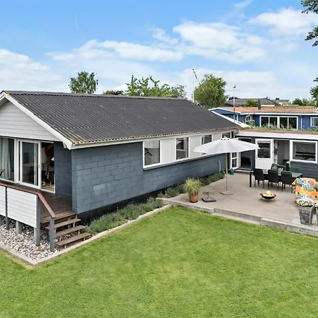 3 Bedroom Lovely In Holiday home